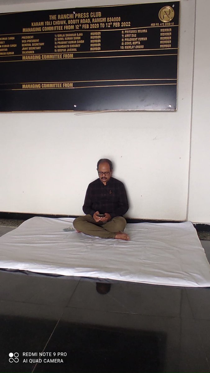 samacharplusjb's tweet image. #BREAKING :रांची प्रेस क्लब के अध्यक्ष बैठे धरने पर
समाचार प्लस के पत्रकार बैजनाथ महतो पर हमला करने वाले आरोपी की गिरफ्तारी नहीं होने का विरोध
गिरफ्तारी नहीं होने तक धरने पर बैठे रहेंगे
रिम्स में जिंदगी और मौत के बीच की लडाई लड़ रहे हैं बैजनाथ महतो
@RanchiPressClub #rajeshsingh