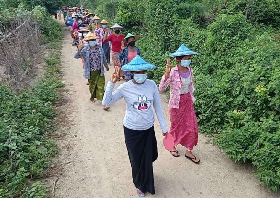 Hundreds of villagers from Northern part of #Salingyi and Eastern part of #Yinmarbin, #SagaingRegion protest against Dictatorship and show their support on <a href="/NUGMyanmar/">National Unity Government Myanmar</a> today.
#WhatsHappeningInMyanmar
#Sep14Coup
#UN_RecognizeNUG
#KyawMoeTunRepresentsMyanmar
