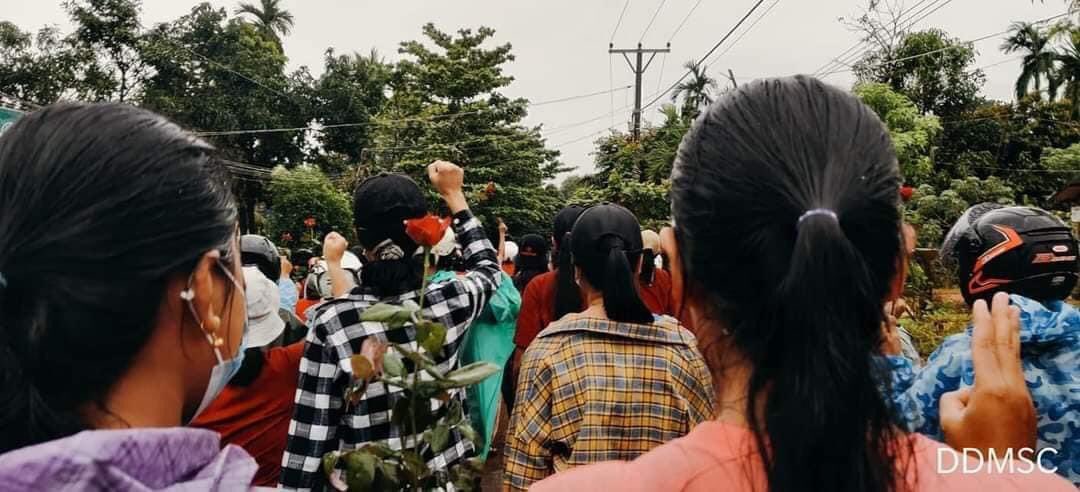 နှင်းဆီရောင်အမျိုးသမီးထုလှုပ်ရှားမှု

Residents from #Longlone township, #TanintharyiRegion protest against military dictatorship today.
#WhatsHappeningInMyanmar 
#Sep14Coup 
#KyawMoeTunRepresentsMyanmar 
#UN_RecognizeNUG