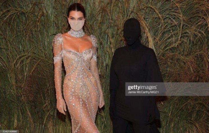 Cazorpp's tweet image. On dirait son ombre #MetGala2021