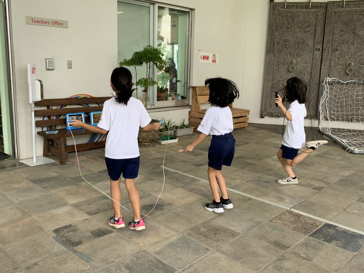 3年生 体育の授業
縄跳びの様子をiPadで録画しLoiLoNoteに提出します。
#沖縄
#沖縄アミークス
#インターナショナル
#英語教育
#英語イマージョン教育
#ICT教育 
#iPad
#loilonite
