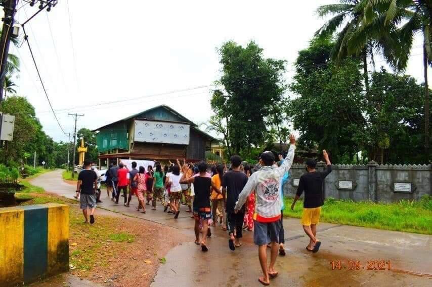 NoraLoNL's tweet photo. Youths protested in Launglon Tsp, calling for "official recognition of KyawMoeTun as Myanmar's representative" at the UN General Assembly. #AcceptNUG_RejectMilitary #Sep14Coup  #WhatsHappeningInMyanmar https://t.co/xnxUhMXFe5
