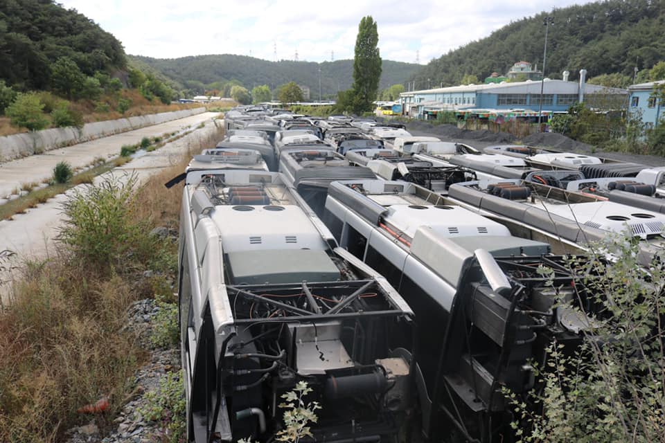 İBB'nin AKP döneminde 65 milyon Euro'ya satın aldığı ancak İstanbul'da kullanıma uygun olmadığı için garajlarda çürütülen metrobüsleri yayınlıyoruz.