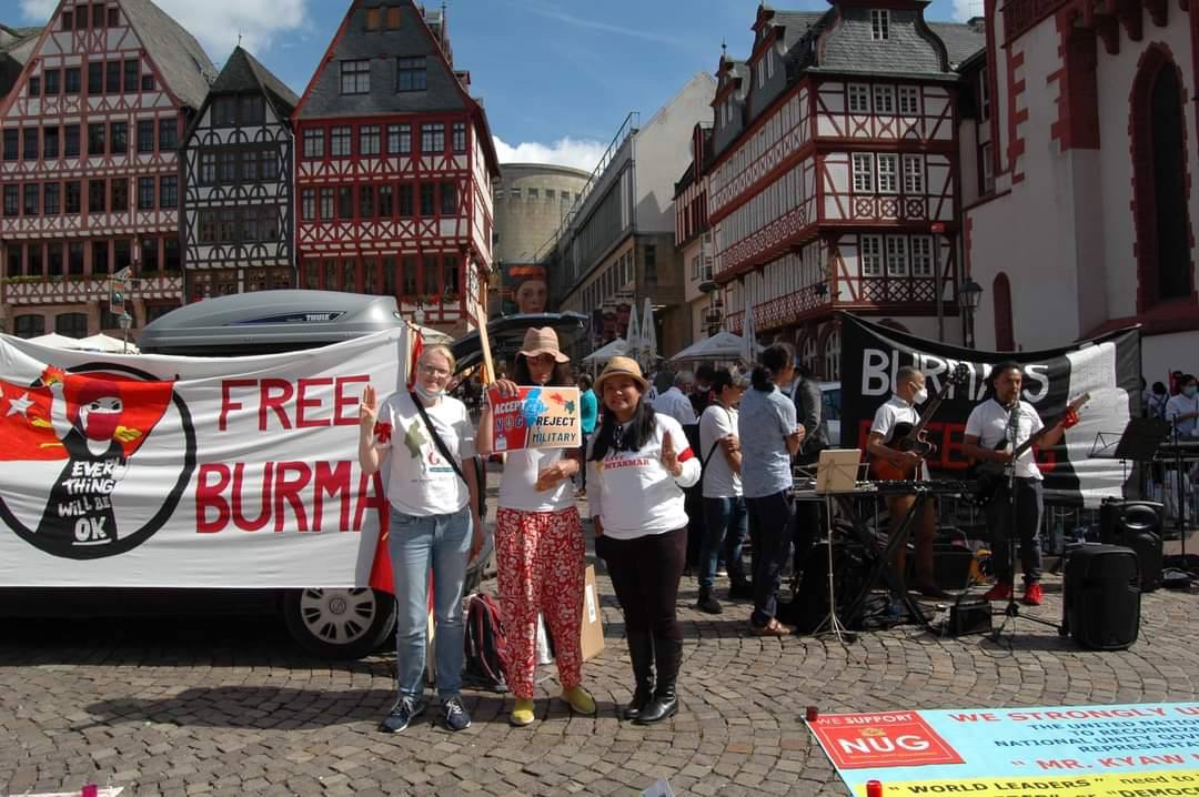 NoraLoNL's tweet photo. Burmese citizens in Germany rallied at a landmark in Frankfurt to show their support for @KyawTun62907405 against the Terrorist Military Council. #UN_NoProcrastination #KyawMoeTunRepresentsMyanmar #WhatsHappeningInMyanmar #Sep14Coup https://t.co/6i1aT2TsUw