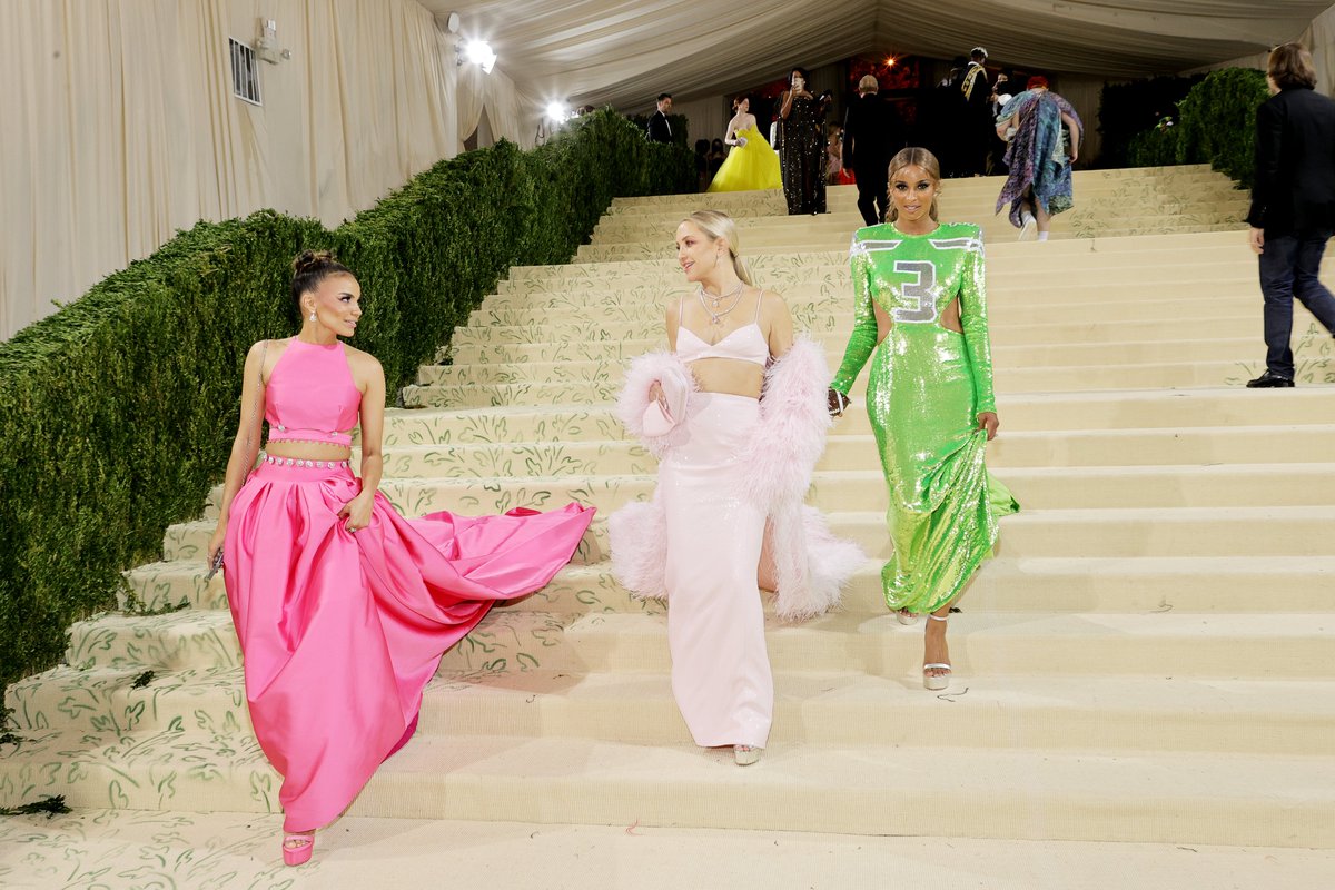 deidrebehar's tweet photo. Going to assume this image was snapped mid-conversation between @lesliegrace @ciara and #KateHudson, plotting a secret musical project together #MetGala #MetGala2021 https://t.co/tKg8UVIVJe