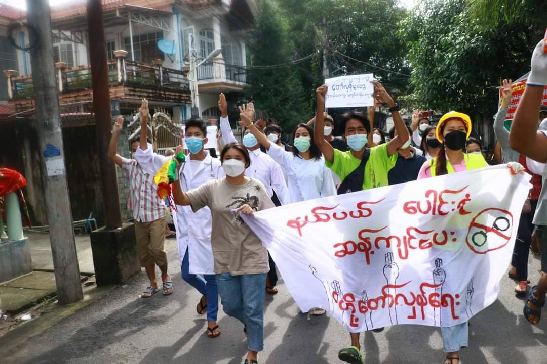 NoraLoNL's tweet photo. An anti-junta flash-mob strike was held by revolutionary youths from SanChaung township in Yangon this morning. #UN_NoProcrastination #AcceptNUG_RejectMilitary #Sep14Coup  #WhatsHappeningInMyanmar https://t.co/SBCZaeLqKN