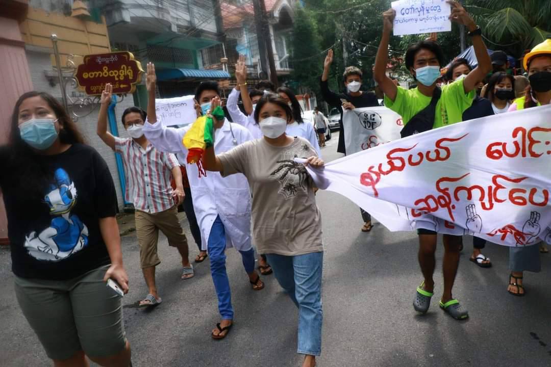 NoraLoNL's tweet photo. An anti-junta flash-mob strike was held by revolutionary youths from SanChaung township in Yangon this morning. #UN_NoProcrastination #AcceptNUG_RejectMilitary #Sep14Coup  #WhatsHappeningInMyanmar https://t.co/SBCZaeLqKN