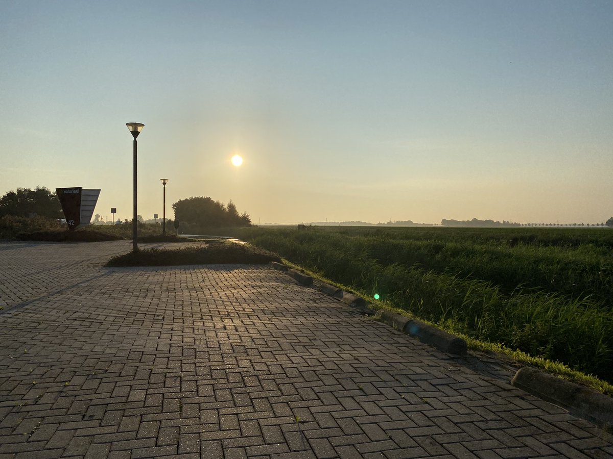 hwheetebrij's tweet photo. Goedemorgen in  #depolder @poldernotaris ! #hetnotarieel #emmeloord #noordoostpolder #notaris  #mooieluchten #flevoland https://t.co/ozBxrsws47
