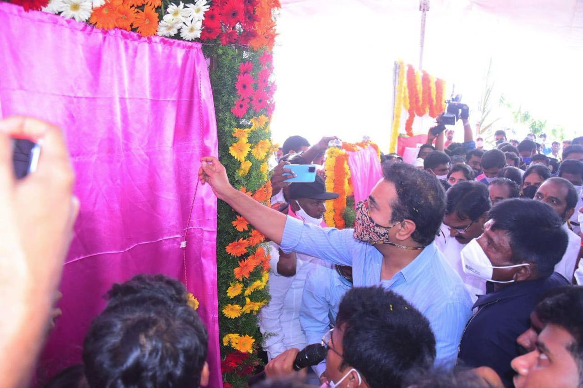 BRSparty's tweet photo. ఆలంపూర్ నియోజకవర్గ కేంద్రంలో నిర్మించే 100 పడకల ప్రభుత్వ ఆసుపత్రికి శంకుస్థాపన చేసిన మంత్రులు @KTRTRS, @SingireddyTRS, @VSrinivasGoud, @SabithaindraTRS. ఈ కార్యక్రమంలో పాల్గొన్న స్థానిక ఎమ్మెల్యే అబ్ర‌హం, ఎంపీ పోతుగంటి రాములు, ఎమ్మెల్సీ సుర‌భి వాణీదేవి. https://t.co/I6QSseM4Hl