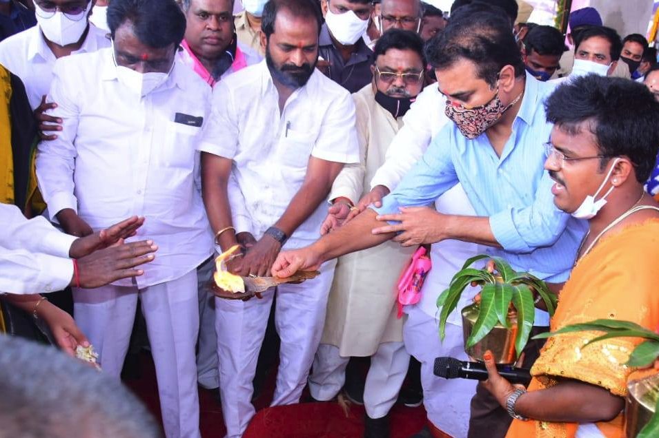 BRSparty's tweet photo. ఆలంపూర్ నియోజకవర్గ కేంద్రంలో నిర్మించే 100 పడకల ప్రభుత్వ ఆసుపత్రికి శంకుస్థాపన చేసిన మంత్రులు @KTRTRS, @SingireddyTRS, @VSrinivasGoud, @SabithaindraTRS. ఈ కార్యక్రమంలో పాల్గొన్న స్థానిక ఎమ్మెల్యే అబ్ర‌హం, ఎంపీ పోతుగంటి రాములు, ఎమ్మెల్సీ సుర‌భి వాణీదేవి. https://t.co/I6QSseM4Hl