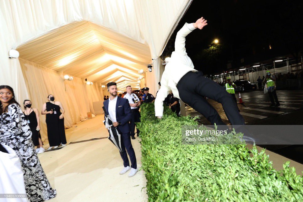 Shang-Chi: Simu Liu volta a virar meme por aparição no Met Gala