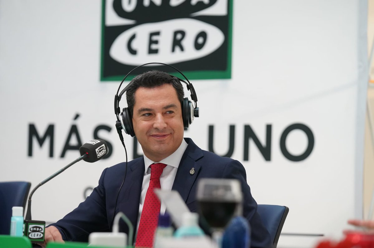 HUVMacarena's tweet photo. @MasDeUno de @OndaCero_es, de @carlos__alsina, presenta en Sevilla, en el 🏥 #COVID19, y como homenaje a los sanitarios, su programación.
Invitado, el presidente de la @AndaluciaJunta @JuanMa_Moreno
Representando al @HUVMacarena, el SubDir. de RRII y #AtenciónalPaciente, #JVilla https://t.co/FmxEpIJ4Nz