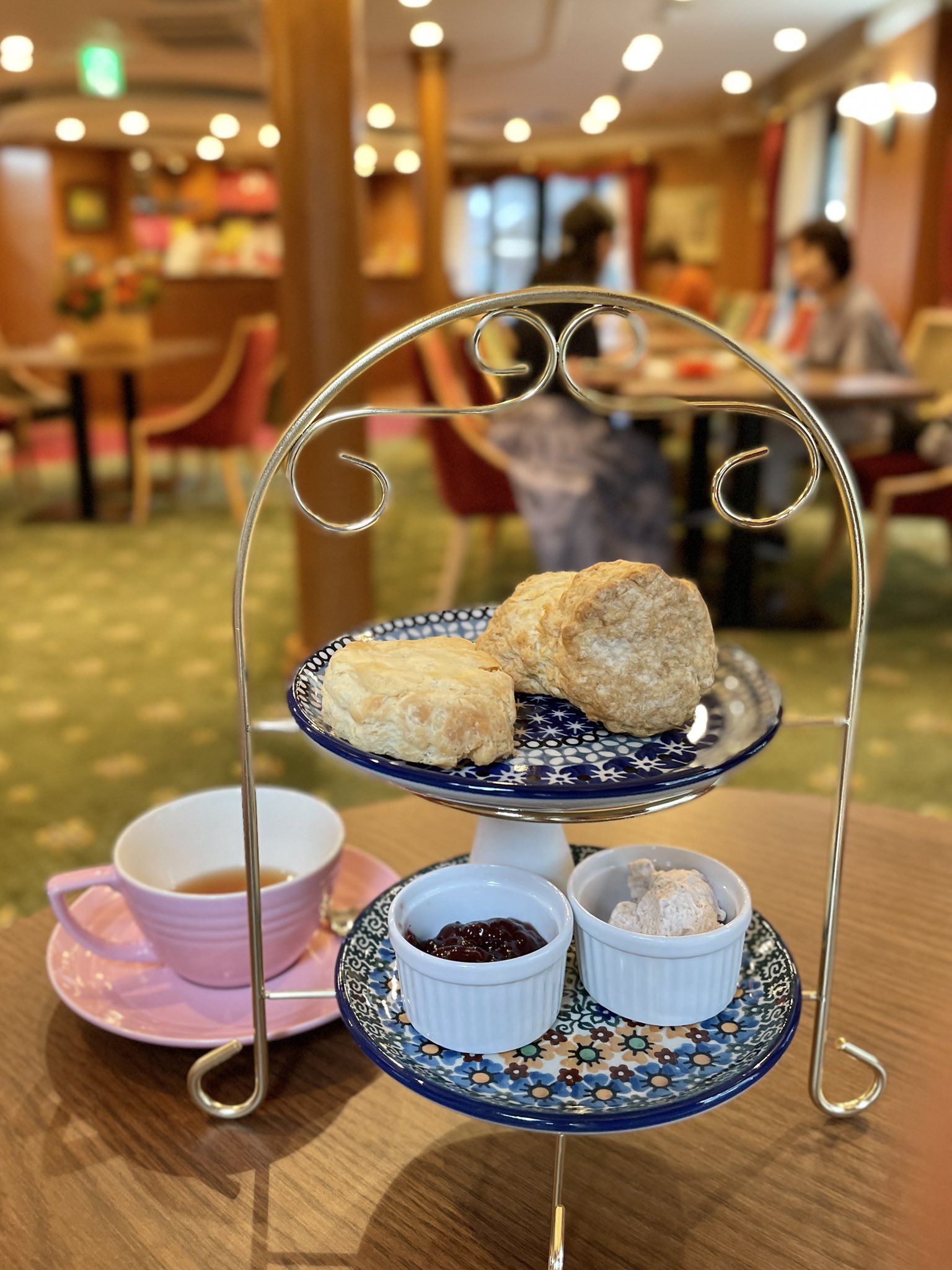 まなぶん 吉ファン編集長 芙葉亭を完全継承した ムレスナティー東京 吉祥寺店 が2階のイートインを開始 2階も内装がきらびやかな芙葉亭ほぼそのまま スコーンフリーセット ムレスナティーフリー付 は140種のティーが飲み放題 ケーキスタンドで運