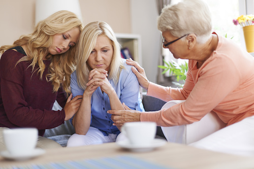 griefaustralia's tweet photo. What do I say when someone is grieving? When a person is grieving it can be hard to know what to say. The empathy we feel may urge us to want to ‘take away’ a person’s suffering or distract them from painful feelings. 
https://t.co/bkFZZUwuSz https://t.co/E9krvE9adM
