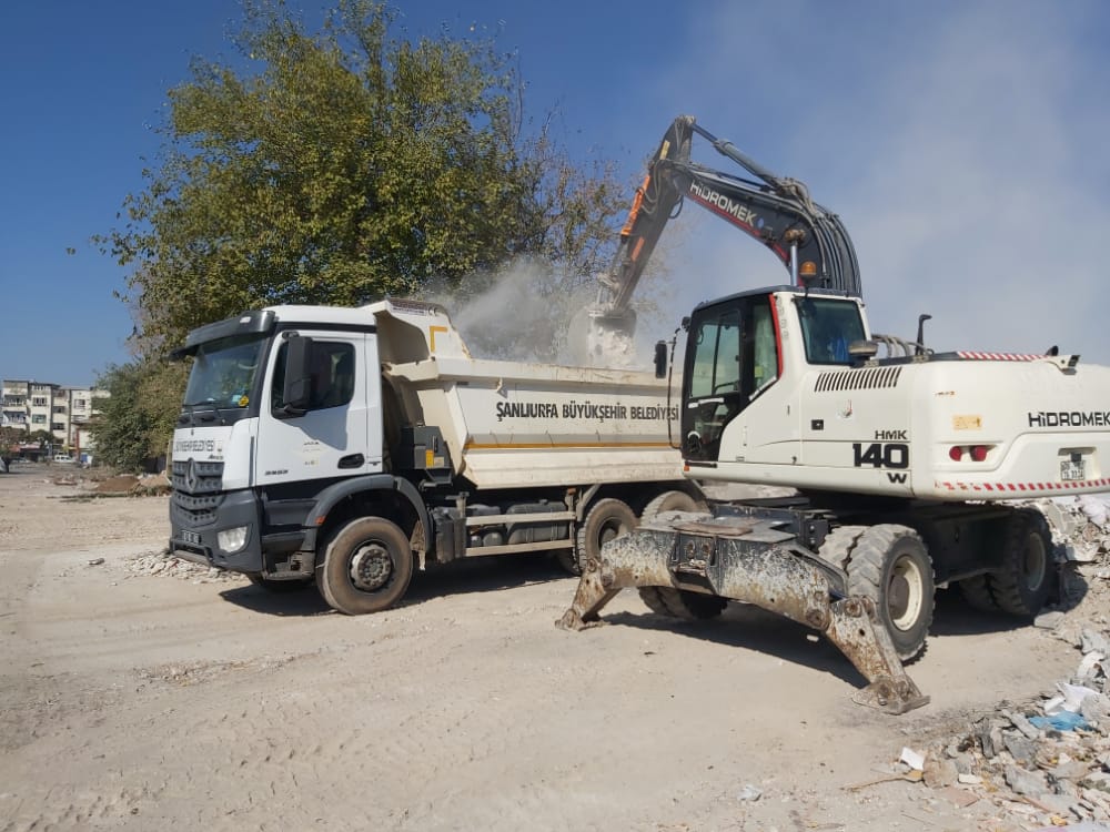 sanliurfabld's tweet photo. Çevre ve görüntü kirliliğine sebep olan, hafriyat temizlik çalışmalarımız devam ediyor🚧

📍Eski Sanayi Bölgesi https://t.co/eJJMheKgJo