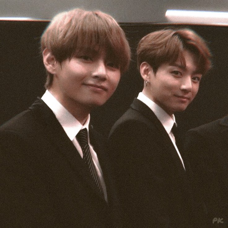 hourlyvkook's tweet photo. ⠀⠀ ⠀ ⠀2018                             2021 https://t.co/hjKdtE3uj9