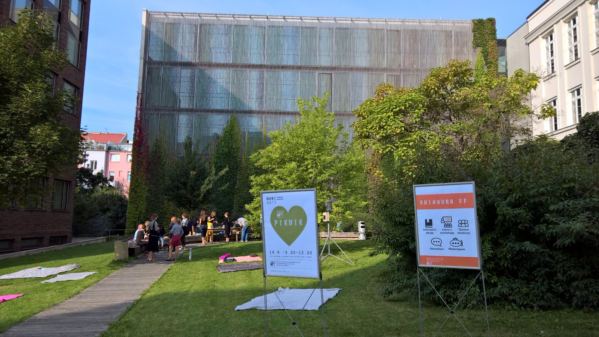 cervenypult's tweet photo. piknik, informace, zábava #praveted začínáme #pikniksknihovnou #semestrstart #ffmuni https://t.co/DXwpSve910