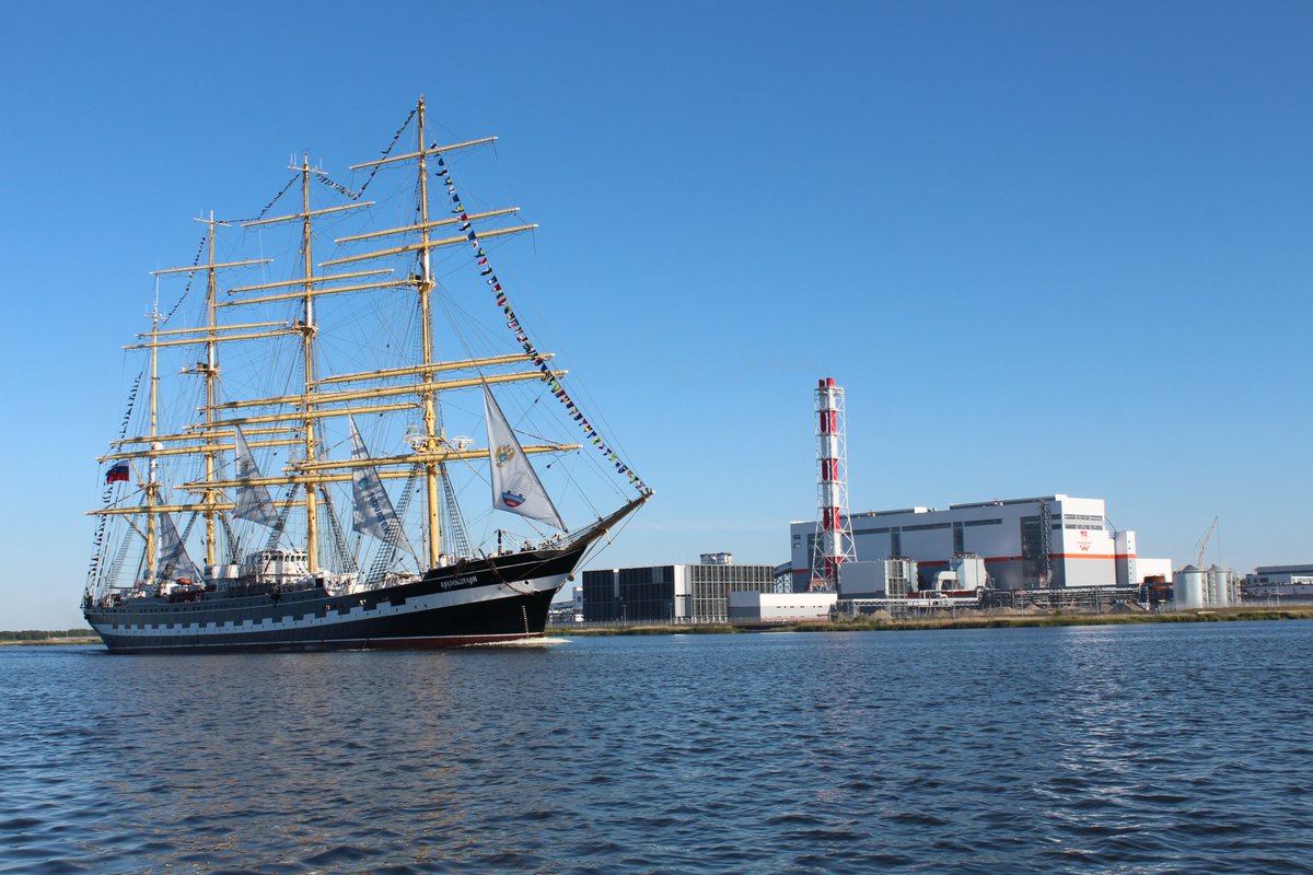 ⚓ Легендарный барк «Крузенштерн» рядом с электростанцией? Вполне реально, если она расположена на берегу залива, как наша Приморская ТЭС — самая западная станция Калининградской генерации.

#ИнтерРАО