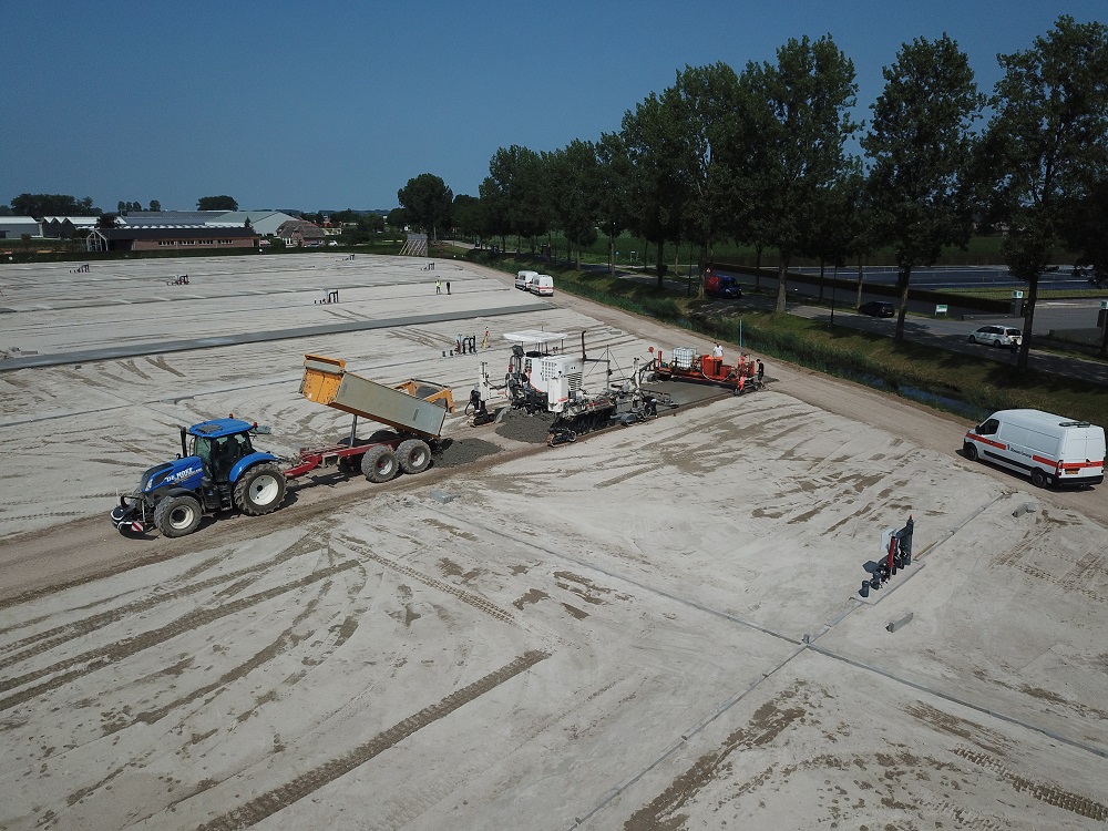 OutdoorRoses's tweet photo. NIEUWBOUW | De vakanties zijn weer voorbij en ook op de bouw wordt weer hard gewerkt! Onder andere de volgende werkzaamheden zijn nu recent afgerond of nog bezig:
- Betonpaden gestort
- Heipalen geslagen voor pompgebouw
- Folie en drainage leggen
- 450.000 tegels leggen https://t.co/3vOYDTlguj