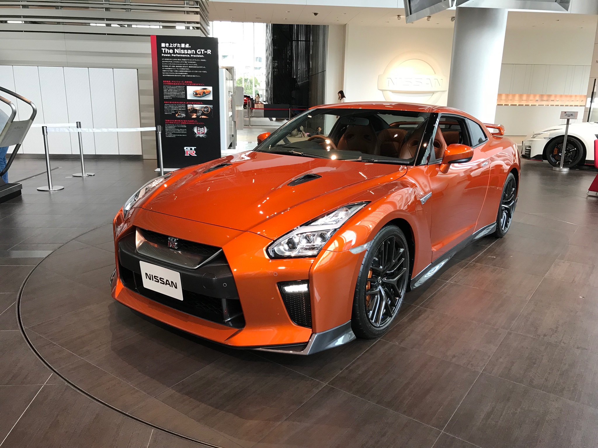 𝑯𝑨𝑹𝑼𝑲𝑰 あの時の日産オレンジはどこへやら Cmでもマイチェンした訳じゃないのに白とか青のボディカラーの個体を使ってるしgt Rのアルティメイトシャイニーオレンジは22年モデルから廃止 やっぱり人気ないのかな でもこの前のマーチのマイチェン