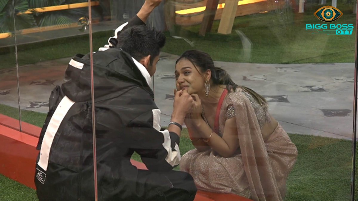 IndiaTrendingN2's tweet photo. BB OTT: Divya Agarwal Meets Varun Sood In BB House😍 https://t.co/AFepjoGqIn via @YouTube
#BiggBossOTT #BBOTT #VarunSood #DivyaAgarwal
@Divyakitweet @VSood12 #DivyaVarun #LoveStory
Watch : https://t.co/AFepjoGqIn https://t.co/IRXkisQcyH