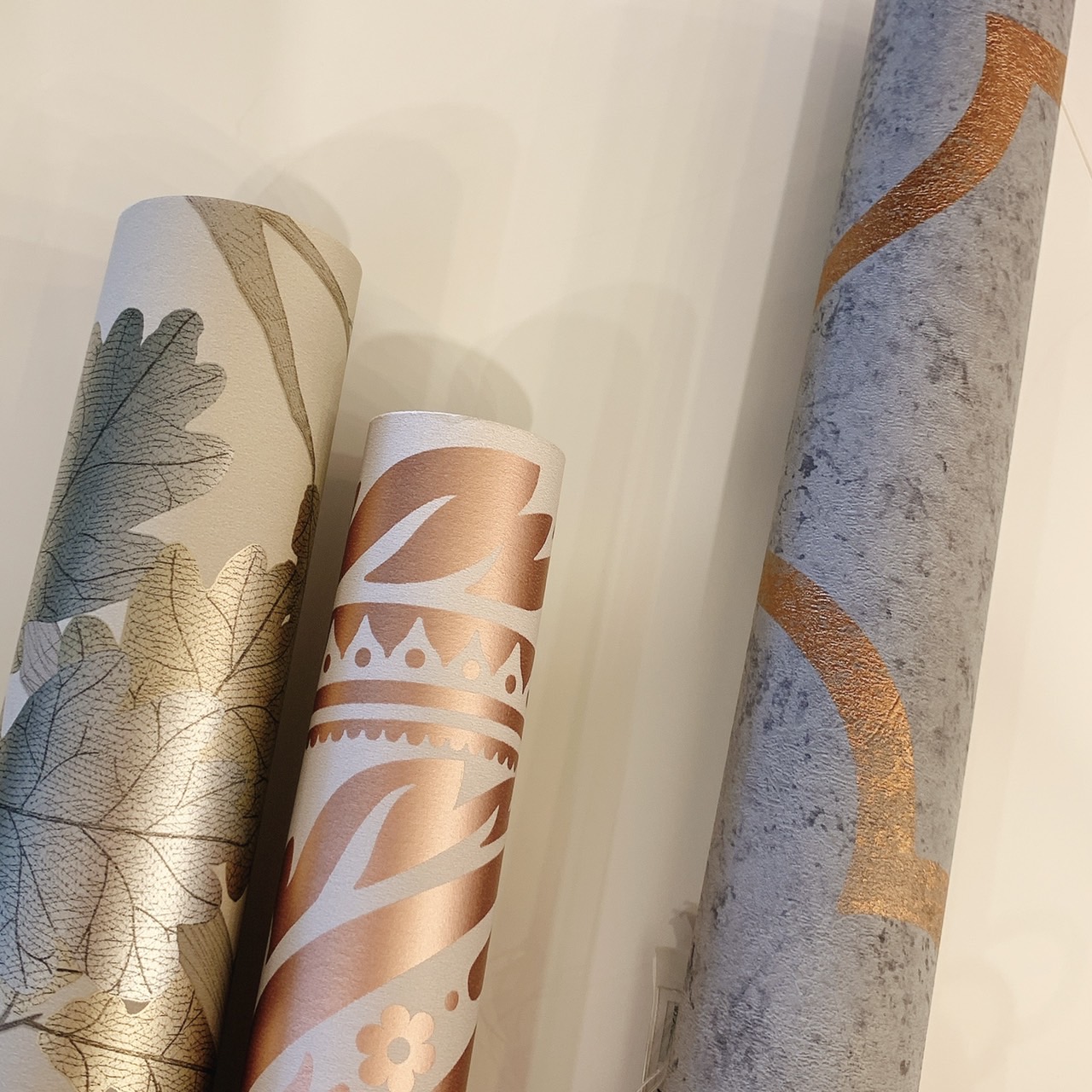 Decor Interior Tokyo ゴージャスに 光沢を楽しむ 色々な壁紙がある中で キラキラ っとしたデザインのものがいくつかございます どれも派手すぎないキラキラ加減 お上品なゴージャス感 とでもいいましょうか 店頭で広げて見てみてくださいね 大阪店