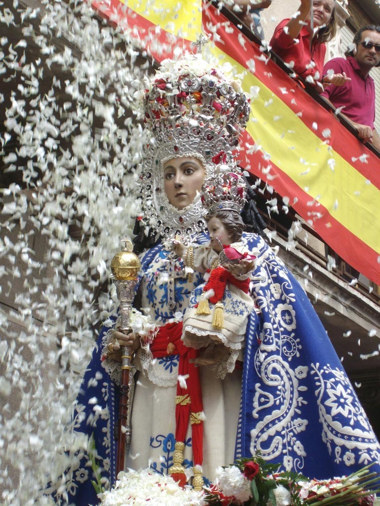 Hoy es el día en el que #Murcia rinde honores a su patrona, la Virgen de la Fuensanta. 

A pesar de las circunstancias por la #COVID19, La Morenica está presente en los hogares y corazones de los murcianos. 

¡Viva la Virgen de la Fuensanta!
¡Feliz día!

📸 <a href="/CabFuensanta/">Caballeros Fuensanta</a>