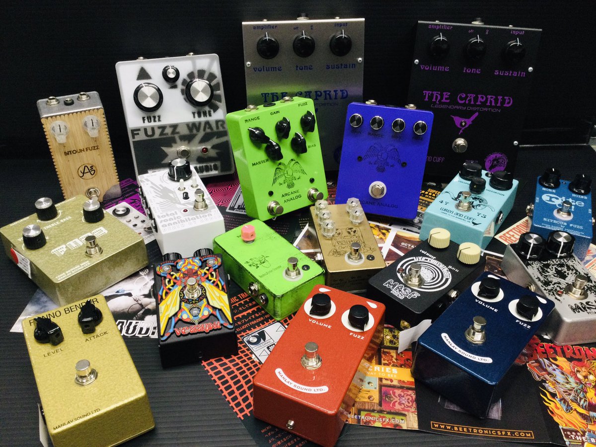 kurosawaekimae's tweet photo. 【EFフロア】
担当者の独断と偏見でファズ集めました(*´ω`*)
定番モノ、名機のレプリカ/リプロダクト、「一体なにをどう弾きゃいいんだよ‼︎」的な変態・発振系も✌︎('ω')✌︎
懐かしいと思う方、全く知らない方も興味が有れば是非とも。。。
#クロサワ秋のFuzz祭り #みなさんいくつわかります? https://t.co/RF1PaJ6pIg