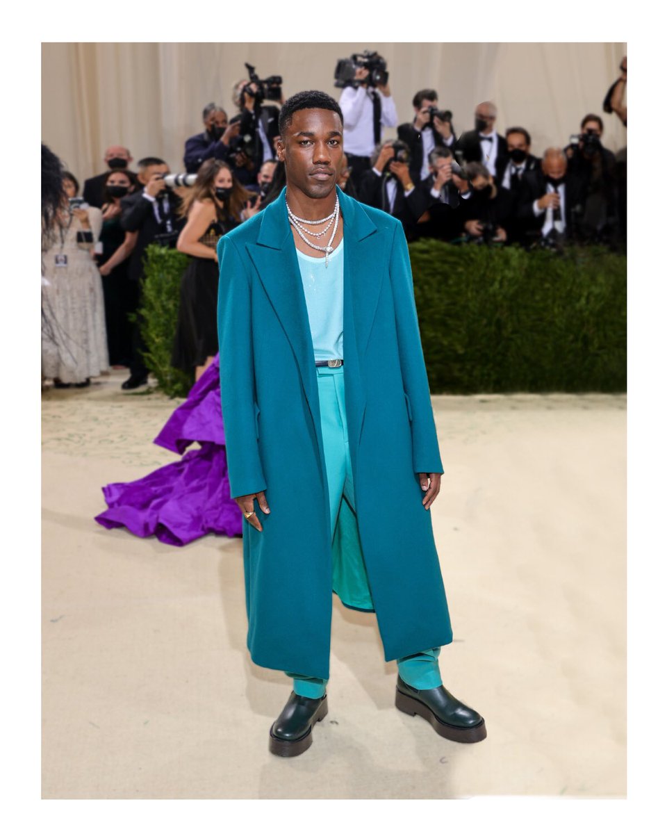 Valentino on Twitter: "To this year's #MetGala celebrating the  @metcostumeinstitute's “In America: A Lexicon of Fashion” exhibition,  @giveon was styled by #YashuaSimmons in a turquoise sequin top, wool  trousers and cashmere coat