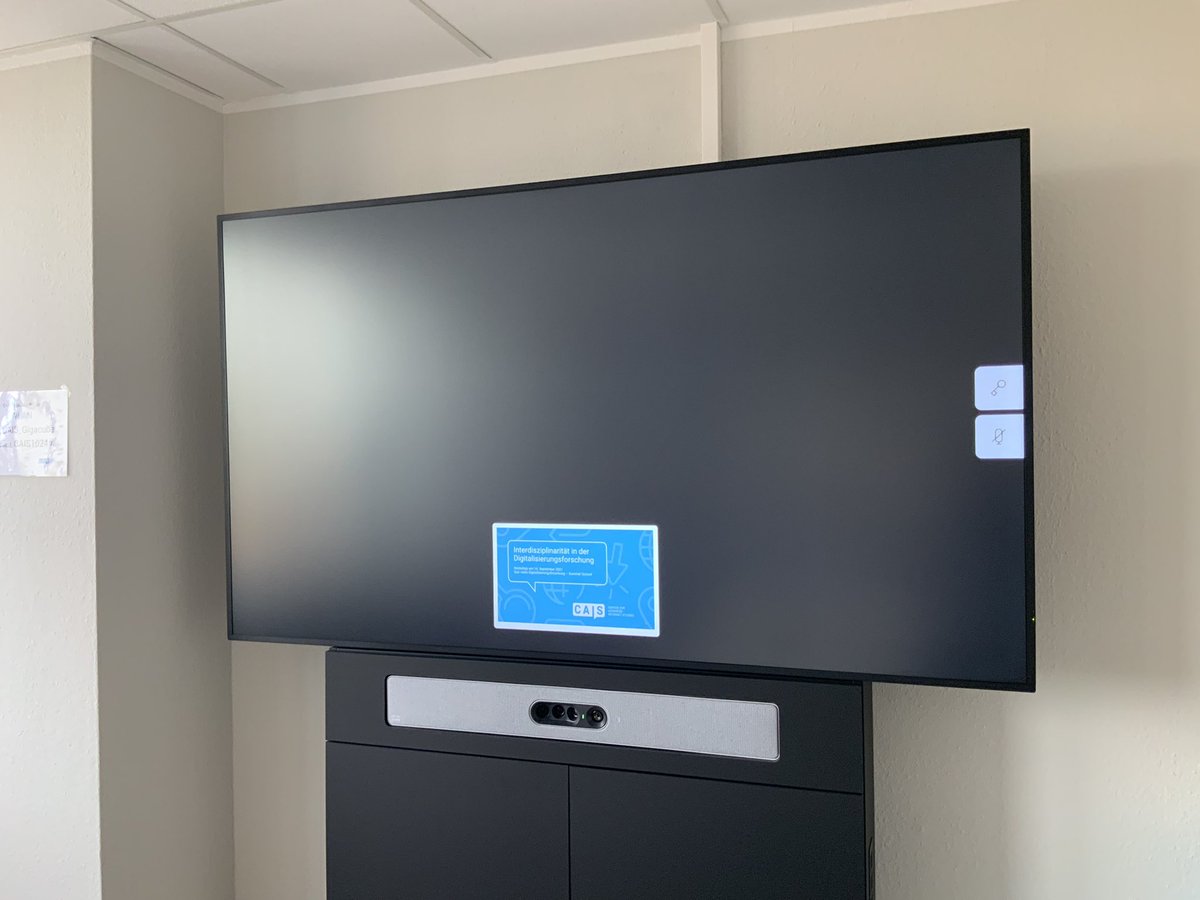 drbieber's tweet image. heute lerne ich endlich mal das legendäre „CAIS Roomkit“ persönlich kennen. bisher war ich immer nur zugeschaltet… (die bild-aufteilung verbessern wir noch ;-). 

jetzt: workshop mit @Samueltsimon zu „interdisziplinarität“ im rahmen der #SummerSchool des #phdnet am @CAISnrw.