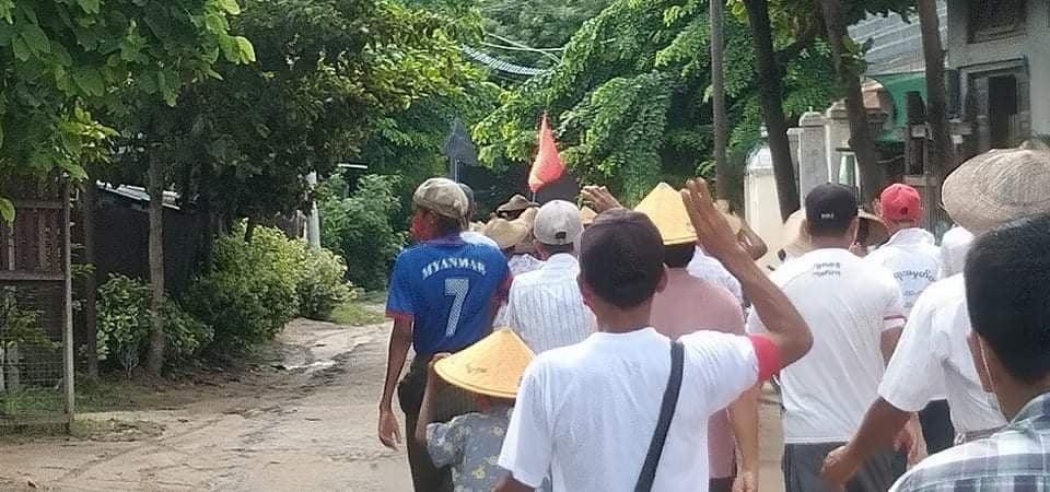 Residents from #Shwebo Township protest against Military Dictatorship today.
”ရှိသမျှအားနဲ့ တွန်းလှန်ကြမယ် တို့ပြည်သူတွေ နိုင်ရမယ်ဟေ့” 
#WhatsHappeningInMyanmar 
#Sep14Coup 
#UN_RecognizeNUG 
#KyawMoeTunRepresentsMyanmar
Photo: DVB TV News