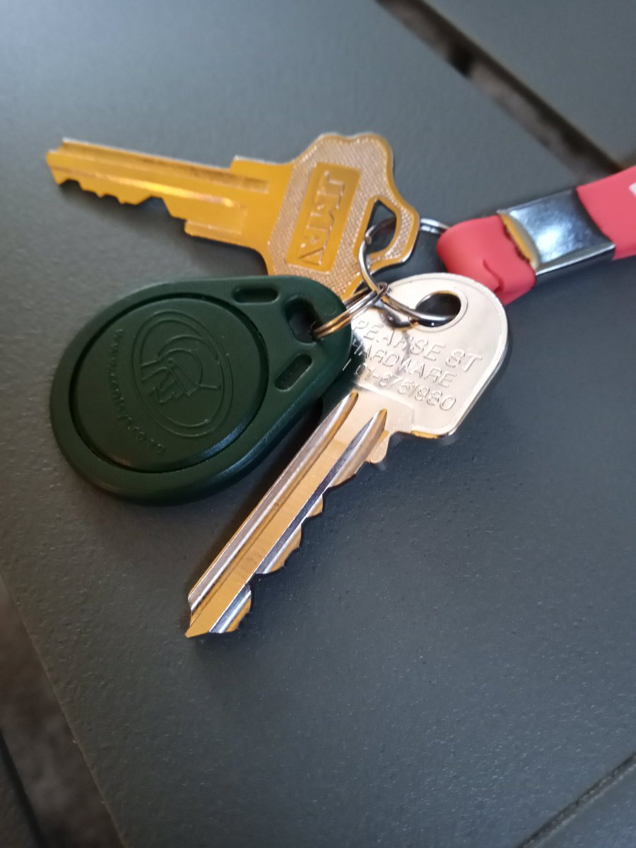 NicJNo's tweet image. Found this set of keys on Clogher Road close to Sally's Bridge this morning at around 7.50am I've left them in Kevin Street Garda Station. Hopefully they get back to their owner 🤞#keysfound @LauraRoseByrne @NursepollyRgn @CarolineAnnO can you retweet please