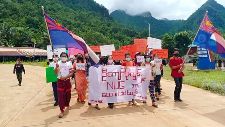 Htoow_A7's tweet photo. Residents from Phayathonzu Tsp, Karen States staged a movement showing their support to @NUGMyanmar.

#AcceptNUG_RejectMilitary
#Sep14Coup 
#WhatsHappeningInMyanmar 
#UN_NoProcrastination https://t.co/jQaV61UkTv