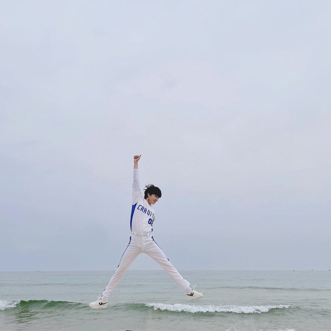 CRAVITY_INSTA's tweet photo. 14/09/21 SHJ

바다가 너무 이뻐요💙
⠀
#크래비티 #형준
#CRAVITY #HyeongJun https://t.co/LolMKM4Dt1