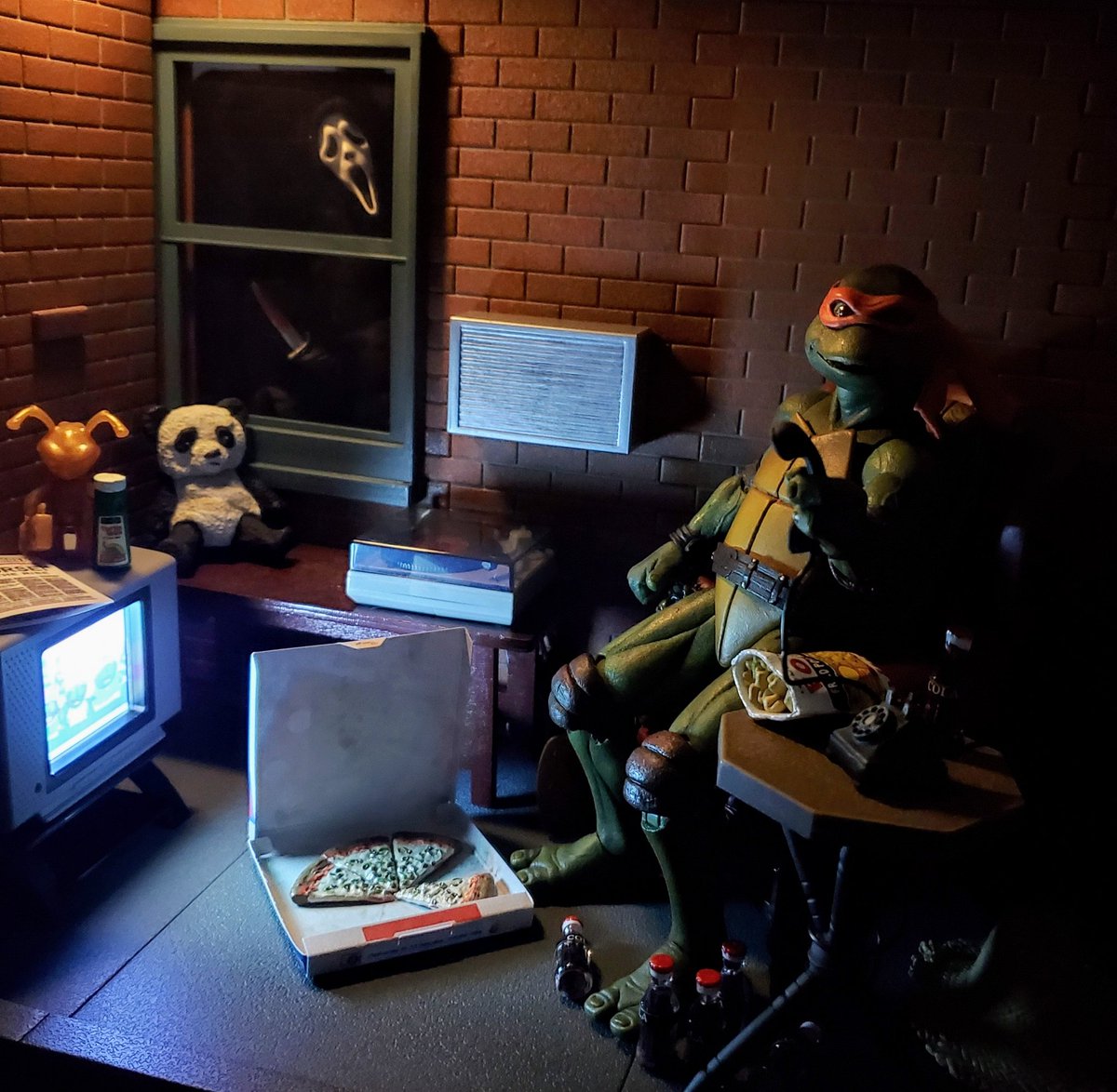 MesHIversen's tweet photo. Ghostface "Do you like scary movies?"
Mikey "Nope!!"
"HEY RAPH, Someone's on the phone for you, Dude!!"
Instagram @meshiversen
#turtletuesday #necatmnt #neca #necatoys #teenagemutantninjaturtles #actionfigurephotography #articulatedcomicbookart #ACBA #TotallyTangible https://t.co/DexVEIkAva