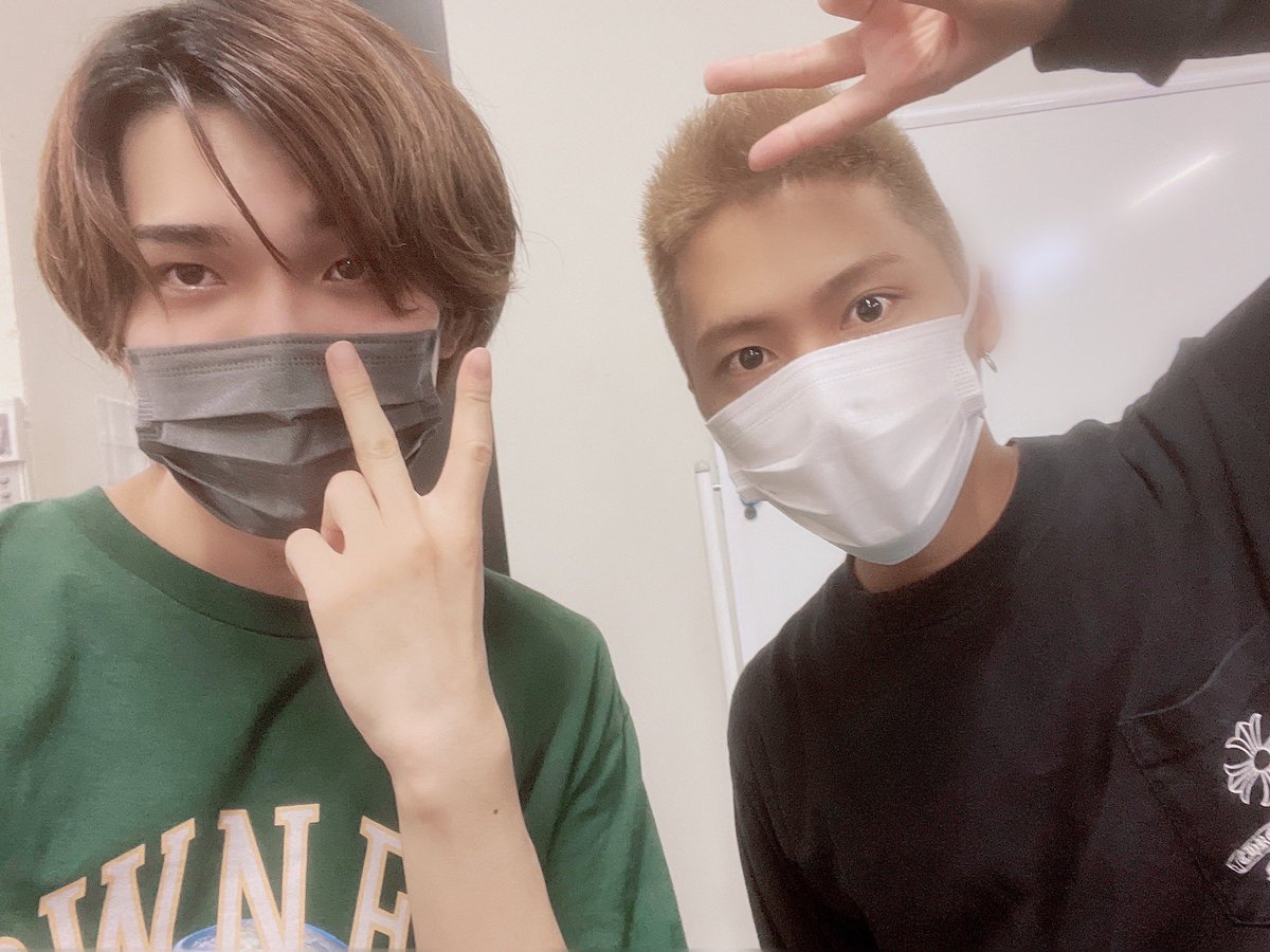 andoyu_'s tweet photo. 今日も稽古終わりに！

稲葉さん写真撮っていただきました！😭
昨日の稲葉さんのツイートを見て、今日は稲葉さんにみんな参列してなんだか一体感笑

そしてお世話になります進藤さんと、なんとおしゃれ坊主にした翔さんと！😂

稽古進むごとに舞台がさらに楽しみニダ😇
@hikaru_inaba_ 
#舞台SING https://t.co/moS0cXJ2Kp