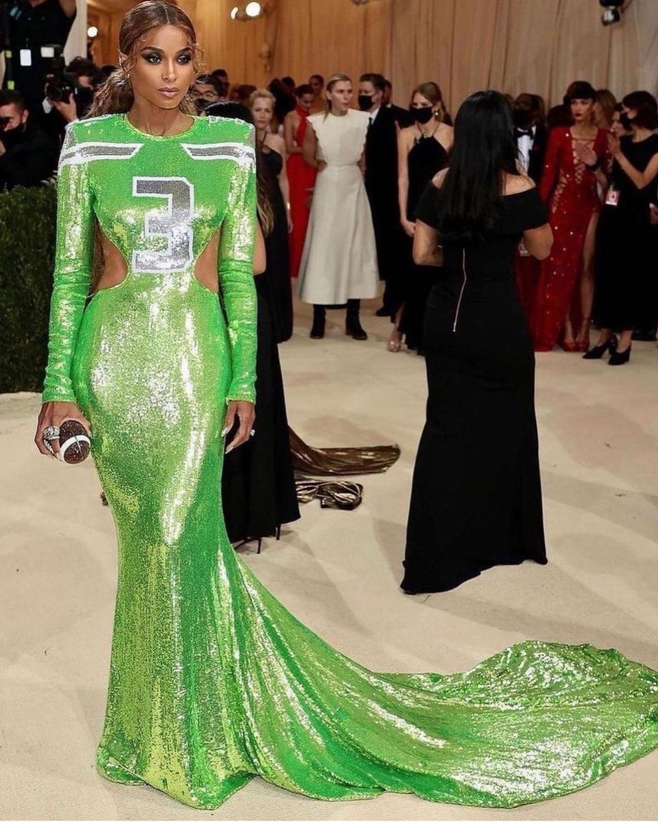 superstyleguide's tweet image. Our good sis Ciara never plays games. She always understands the assignment ✅✅✅ we absolutely love how she rocked her hubbys number and those Seahawk shoulder Stripes!!!! She did that. Dress by Dundas