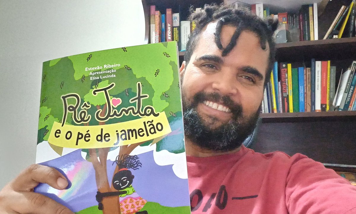 estevaoribeiro's tweet photo. Gente linda, conhecem Rê Tinta e o pé de jamelão? Este é o terceiro livro infantil, meu primeiro pela @ednovafronteira . 
É sobre uma menina que vê a árvore da família ameaçada por causa do ódio alheio. Tudo por causa de um jamelão. Disponível em todas as livrarias! https://t.co/YtD0wLWgc9