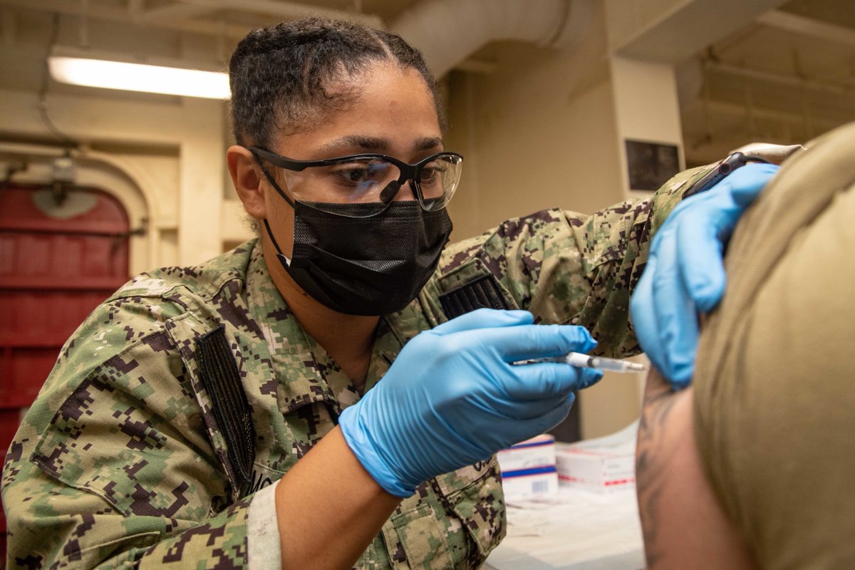 Efforts to #SinkCOVID in our ranks💉 😷 ⚓ 

#USNavy Hospital Corpsmen assigned to PCU John F. Kennedy's (CVN 79) medical department administer #COVID19 vaccinations to #Sailors during USS Gerald R. Ford's (CVN 78) joint vaccination evolution.