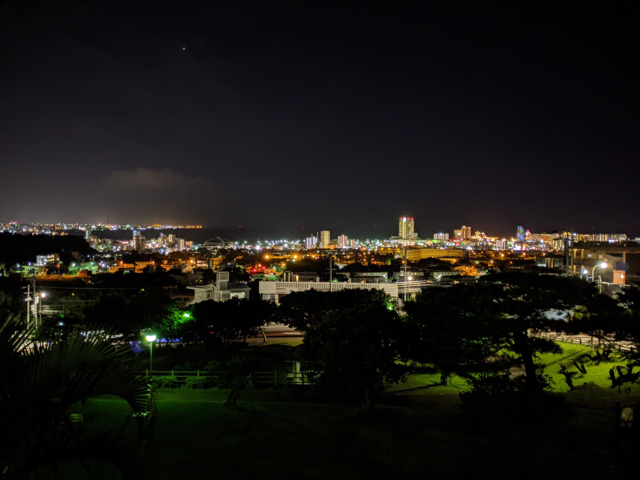 Nekozima 沖縄 そろそろ年末の足音が 夜景の季節ももうすぐですね さて沖縄のどこの夜景でしょうか 各画像は全て場所が違うので当ててみて下さいね あと皆さんのオススメの夜景スポットもあったら教えて下さい 沖縄夜景 沖縄 T Co