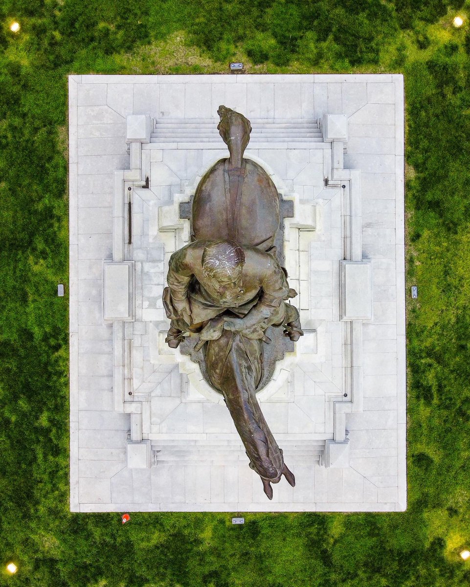 AiRVA_photo's tweet photo. Sometimes pictures tell the story! A chapter closes with the removal of the Robert E. Lee Monument in Richmond, Virginia! https://t.co/D0FAUOwphR