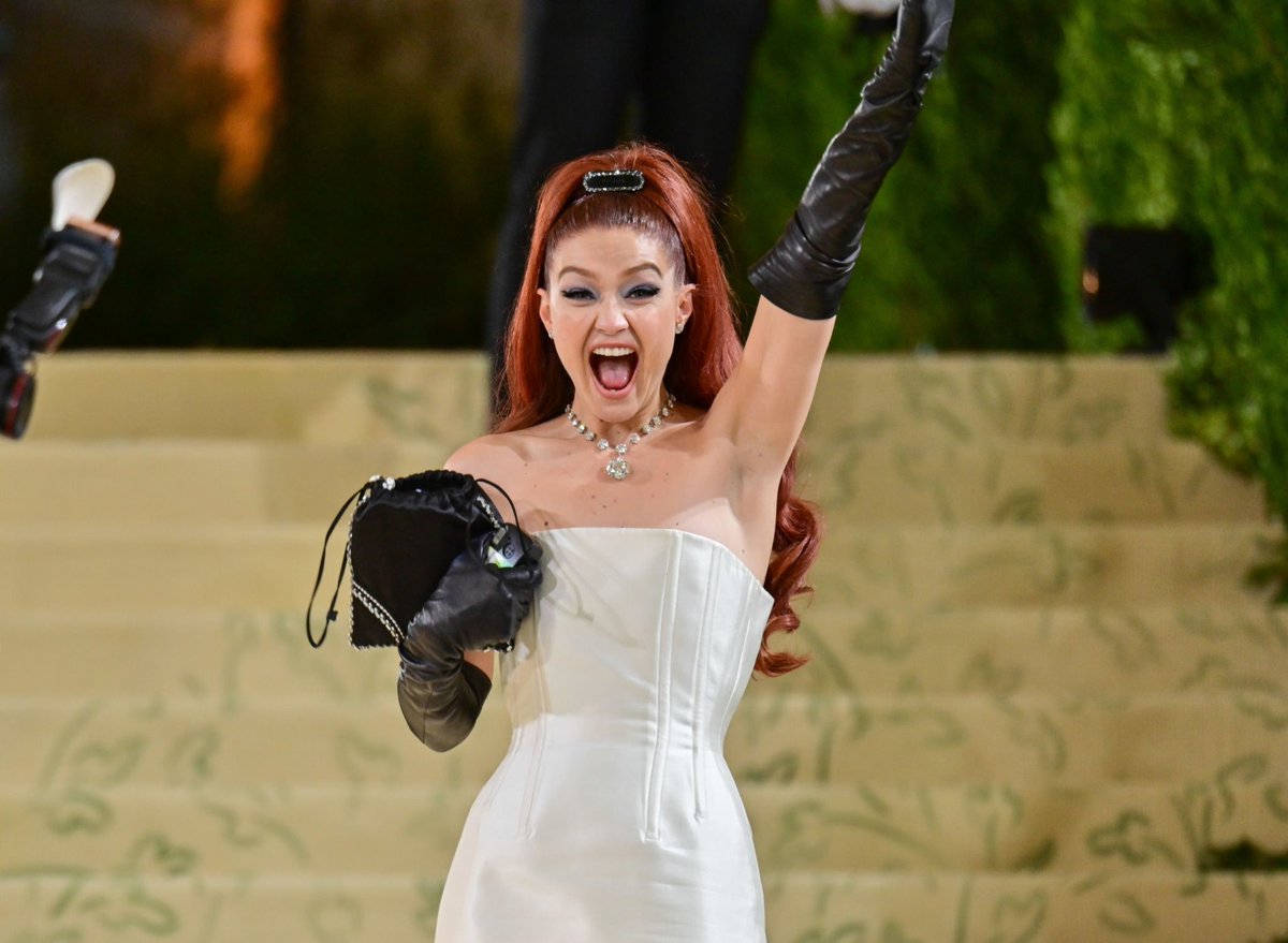 zjmzt4n's tweet photo. This Gigi Hadid photo sequence is the best in the Met Gala https://t.co/ATyVpYJEp5