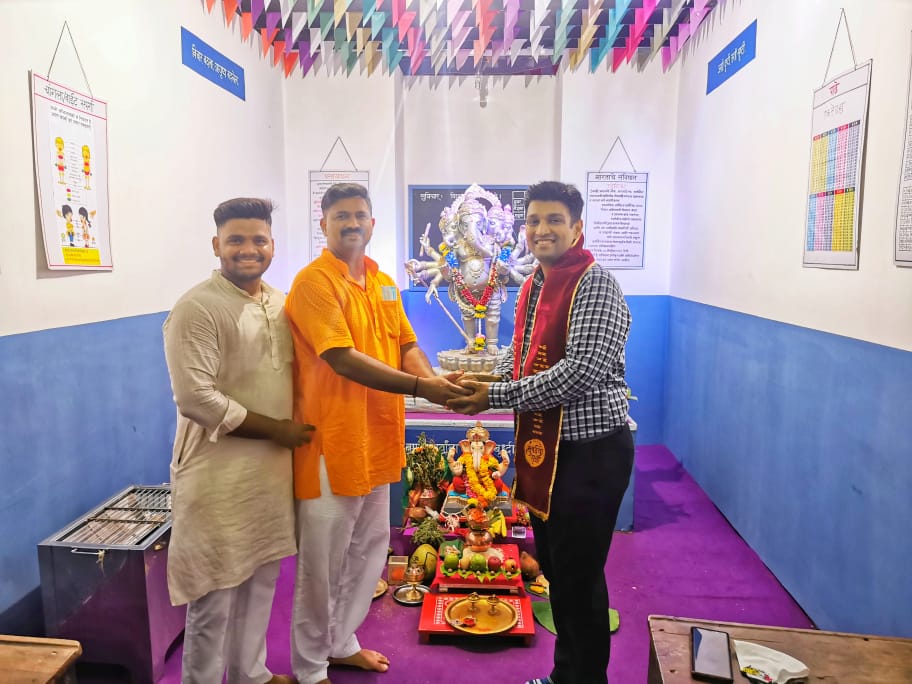 NiteshMankar20's tweet photo. युवासेना सहसचिव, चर्मउद्योग कामगार सेना अध्यक्ष श्री. मयुर कांबळे ह्यांनी पंचगंगा सार्वजनिक उत्सव मंडळास भेट दिली, आता ह्या कठीण काळात शाळा बंद असल्याने ज्ञांनमदिर बनवण्यात आलेल्या देखाव्यचा स्वाद घेतला.
#FirstBencher
@AUThackeray @SardesaiVarun @mayurkamble9 https://t.co/aVDylQuHN9