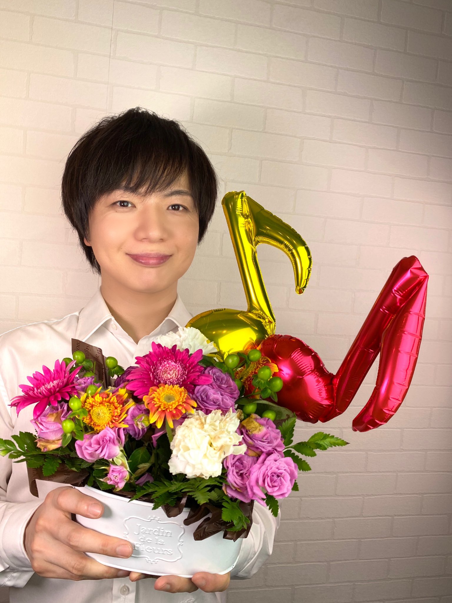 竹島宏スタッフ 公式 花かご 真夏の太陽みたいな花かご 花たちが踊り出しそうです 差し色の白いカーネーション 花言葉は 尊敬 秋が駆け足で来たようです 今日も１日お疲れ様でした ひろネット 花言葉 花便り 花 感謝 絆 花のある
