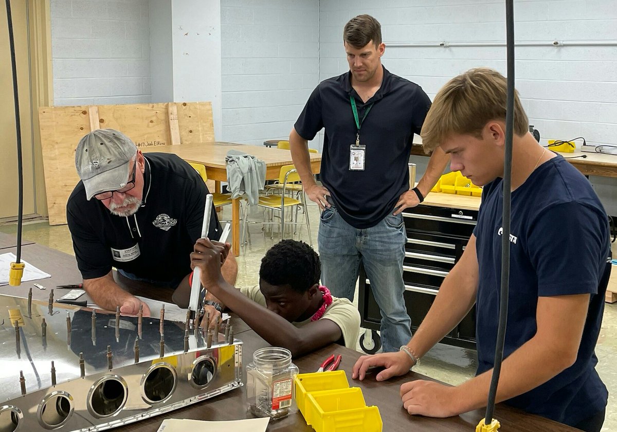 kimbgass's tweet photo. Vertical Stabilizer production in Aerospace this morning!  @GreeneTechCtr @GreeneCoSch @GreeneIndustry @GreenevilleCity @AerospaceGtc https://t.co/Iz4pFnQTNr