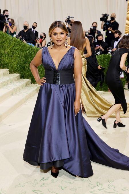 vagina_museum's tweet photo. MET GALA LOOKS AS VULVA ART

Mindy Kaling/ Black Iris, Georgia O'Keeffe (1926) https://t.co/hYIXeboEdx
