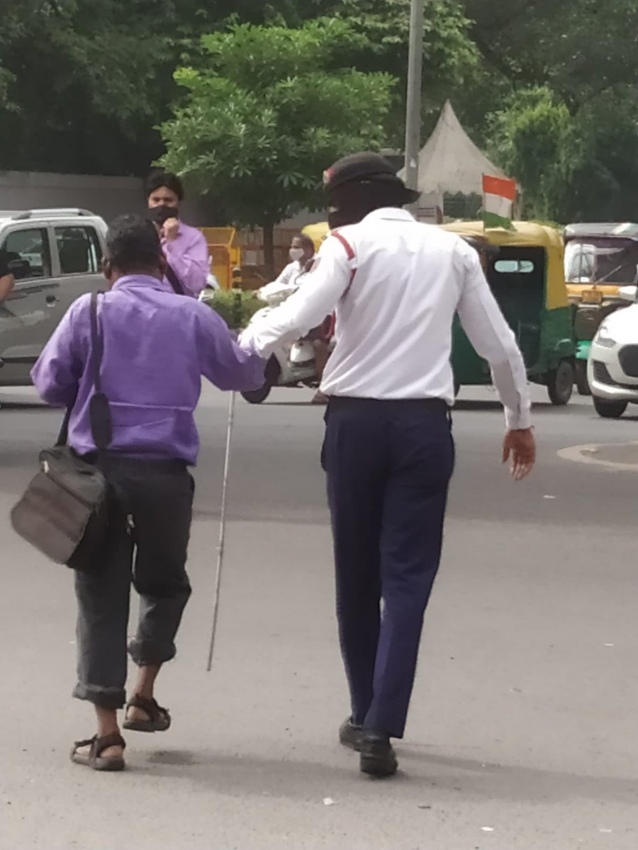 Great opportunities to help others seldom come, but small ones surround us every day. ( Ct Kapil, Paharganj traffic circle) Sally Koch #DelhiPolice #CPDelhi #CPtraffic