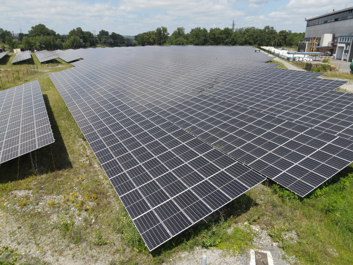 EDF_power's tweet photo. [#Communiqué] En @NvelleAquitaine, EDF Renouvelables met en service deux centrales #solaires ☀️: Pardies -Os-Marsillon - Artix et Ambès

▶️ Situées sur d'anciennes centrales thermiques, elles contribuent au #PlanSolaire porté par @EDFofficiel
📰Lire le CP https://t.co/3PkqCCZ3fU https://t.co/3of2QguND4