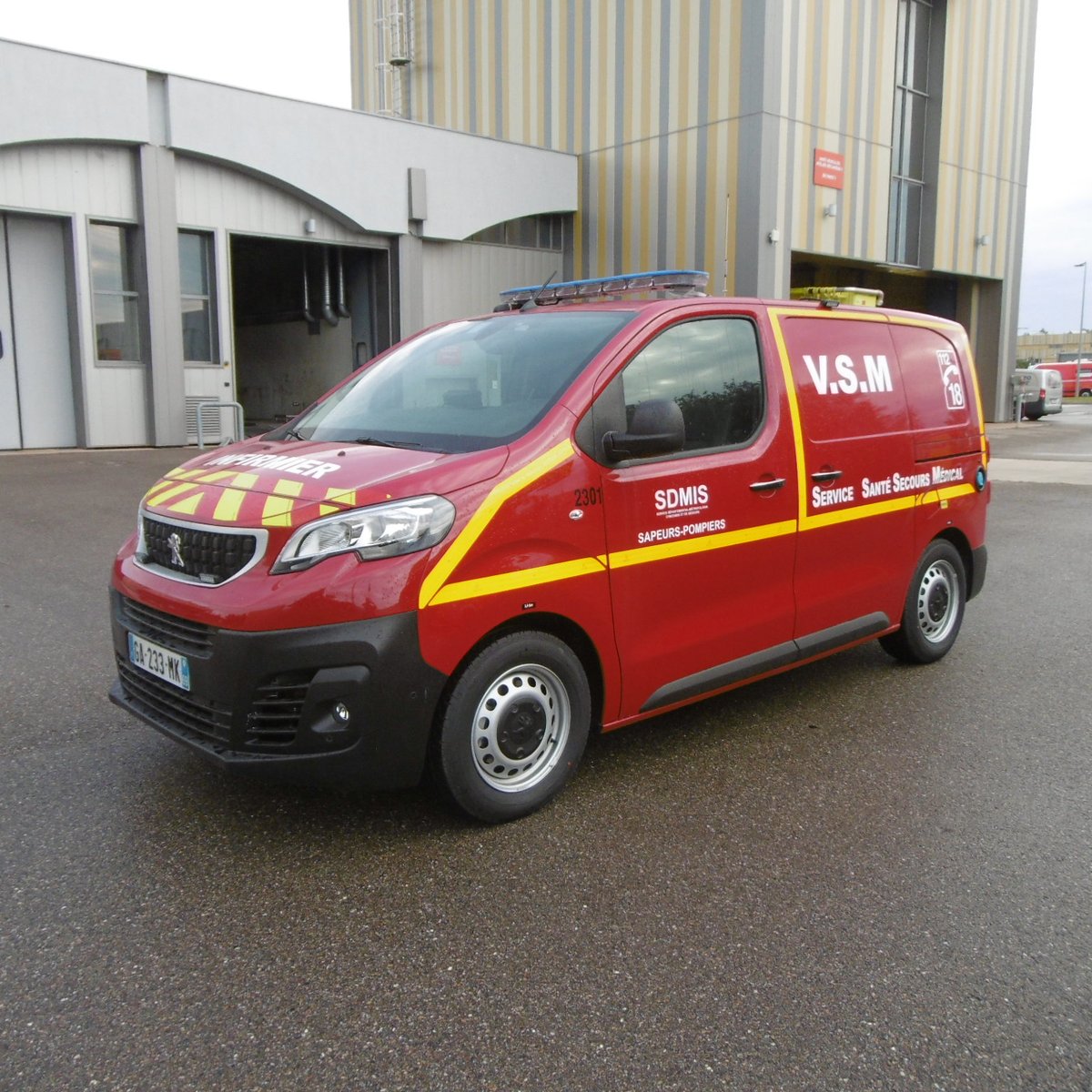 SDMIS69's tweet photo. [VÉHICULE]🚒

Nouveau VSM livré à la caserne de Belleville ce lundi 13 septembre.
Il dispose d’une capacité de rangement plus importante et est adapté aux missions tant sur le plan du soutien sanitaire opérationnel que des missions d’aide médicale urgente. https://t.co/4aNYLMlyob