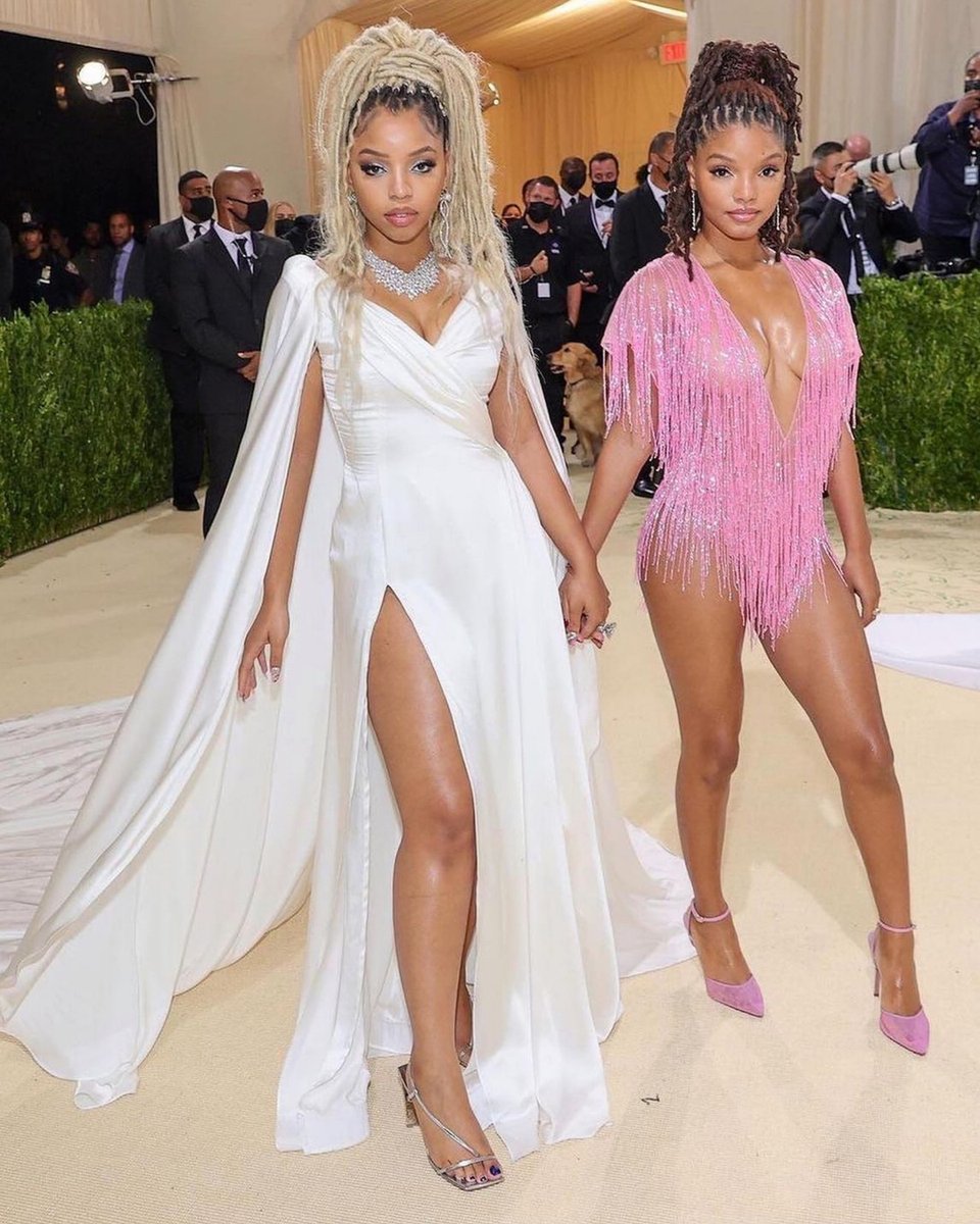 superstyleguide's tweet image. Chloe and Hailey stunned on the red carpet per usual! They always “Do It”!

#metgala #metgala2021 #themet #chloeandhailey